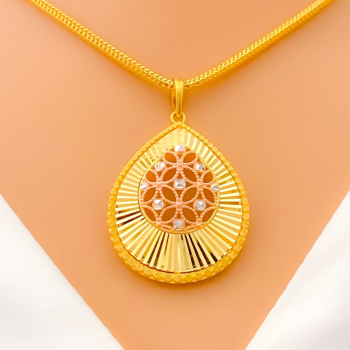 Decorative Filigree 22K Gold Pendant Set