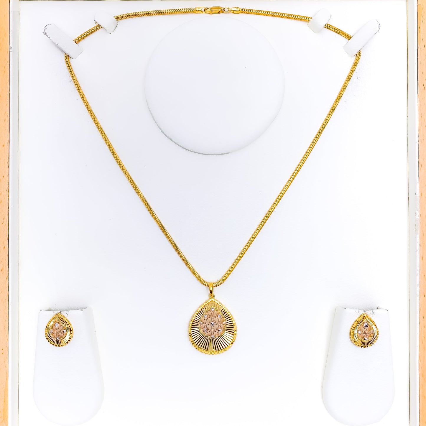 Decorative Filigree 22K Gold Pendant Set